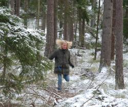 Även tvåbenta kan ha roligt i skogen.