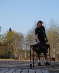 Johnny vid grillen.