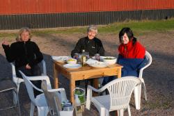 Mia, Karin och Theres myser i solen.